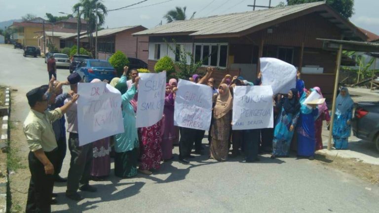 Guru Angkat Sepanduk Mahu Pengetua Ditukarkan