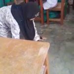 Guru merangkak dalam kelas