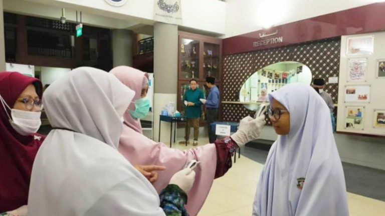 Guru Bertugas Akan Mengambil Suhu Setiap Pelajar